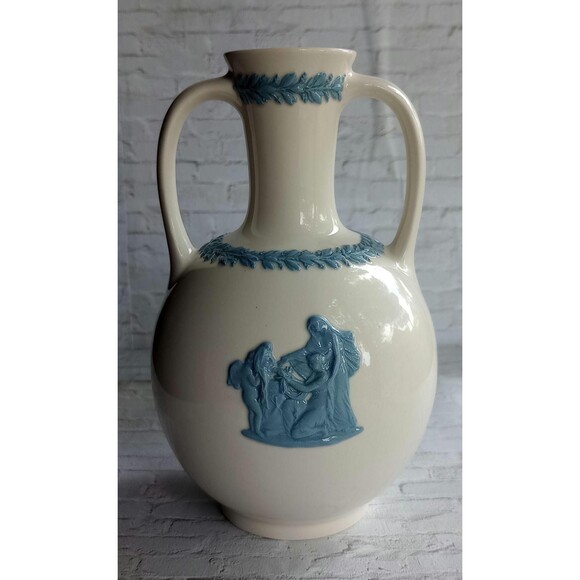 Vintage Wedgwood Queensware Vase: Lavender Cupid Design, Double Handle - Picture 2 of 7